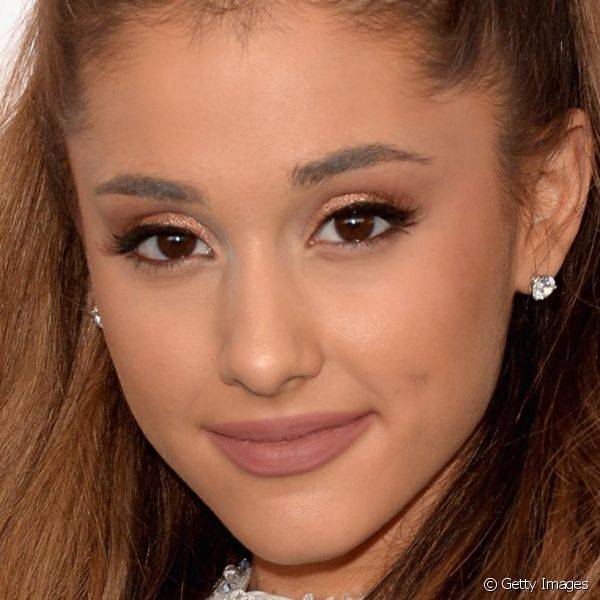 Para o Teen Choice Awards 2014 a cantora usou um batom nude amarronzado e acompanhou seu tradicional tra?o de delinador gatinho com uma sombra cobre